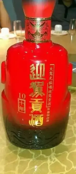 存放十年的42度白酒实物展示，一瓶原装一瓶开瓶品鉴，展示陈年变化_1