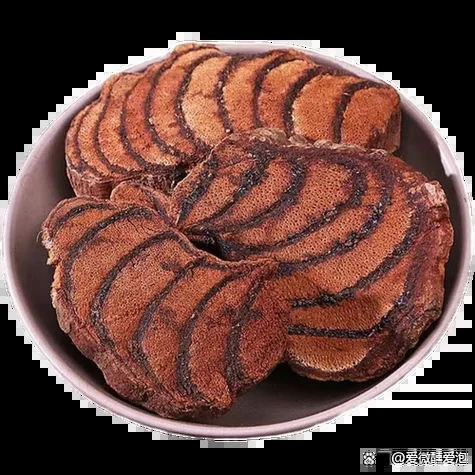 浸泡在玻璃罐中的鸡血藤药酒，内有两截鸡血藤切片和黄冰糖，酒液呈深琥珀红色。_1