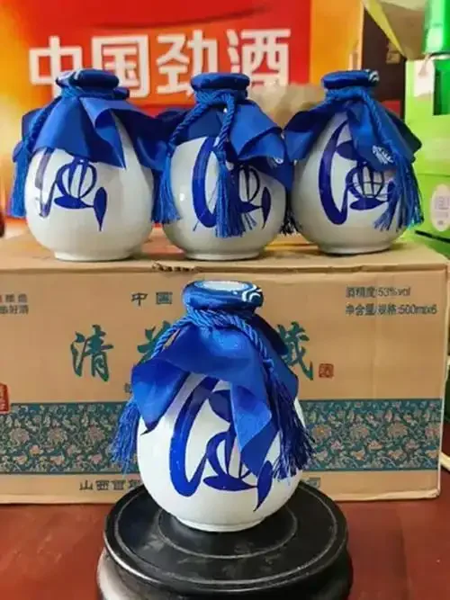 纯粮食酒酿造原料及家庭发酵坛展示：高粱、玉米、小麦等谷物与干净的发酵容器，展现纯粮酿造的第一步。_1