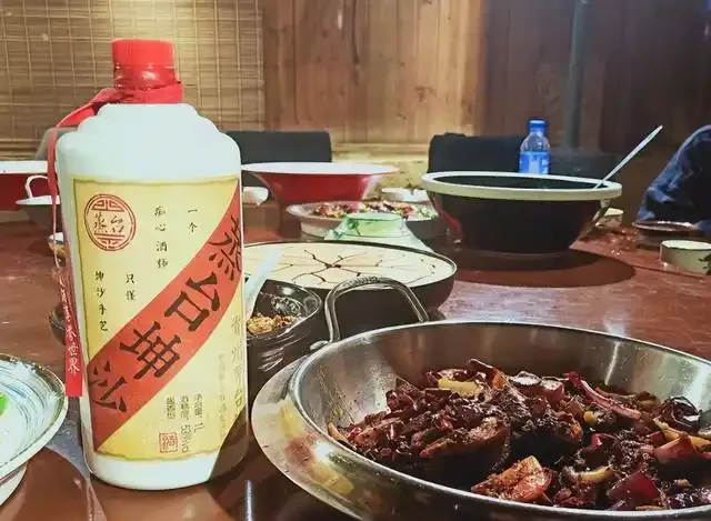 五种用于酿造白酒的粮食原料：红高粱、大米、糯米、玉米、小麦的微距特写对比图_1