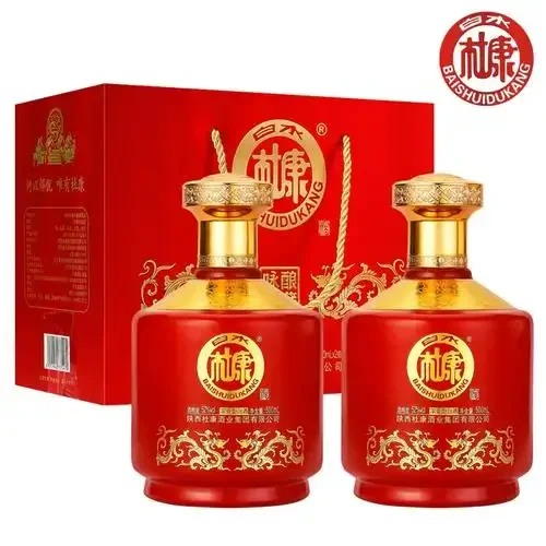 戎德坊52度浓香型白酒开瓶品鉴场景，展示酒瓶、酒杯与酿酒环境_1