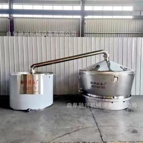 不同规格不锈钢酿酒设备实物展示图，用于说明设备价格与规格、材质的关系_1