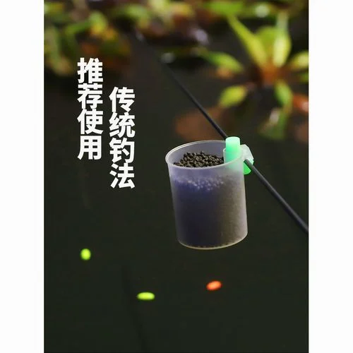 钓鱼人正在手掌中揉捏酒米准备手抛打窝的特写，展示窝料状态与准备动作。_1