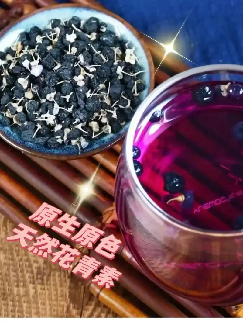 装有黑枸杞、红枣和人参的透明玻璃泡酒罐，酒液呈琥珀色，展示家庭自制黑枸杞养生酒的常见搭配。_1