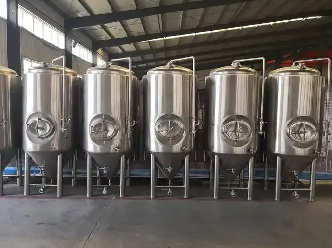 一套微型不锈钢啤酒酿造设备及其周边原料工具特写，附有手写的预算规划便签。_1