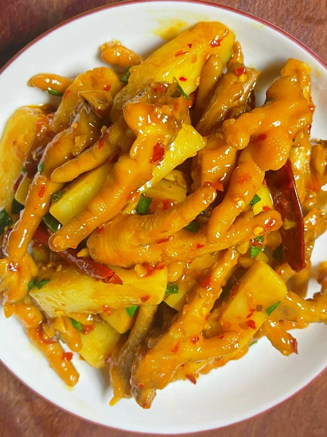 家庭自制鸡爪糖泡酒特写，展示玻璃罐中金黄的鸡爪糖与琥珀色酒液_1