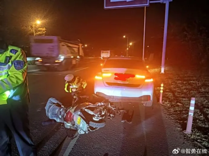 一名司机在发生酒驾碰撞事故后，面对现场和即将到来的处理，表现出深深的懊悔与无助。_1