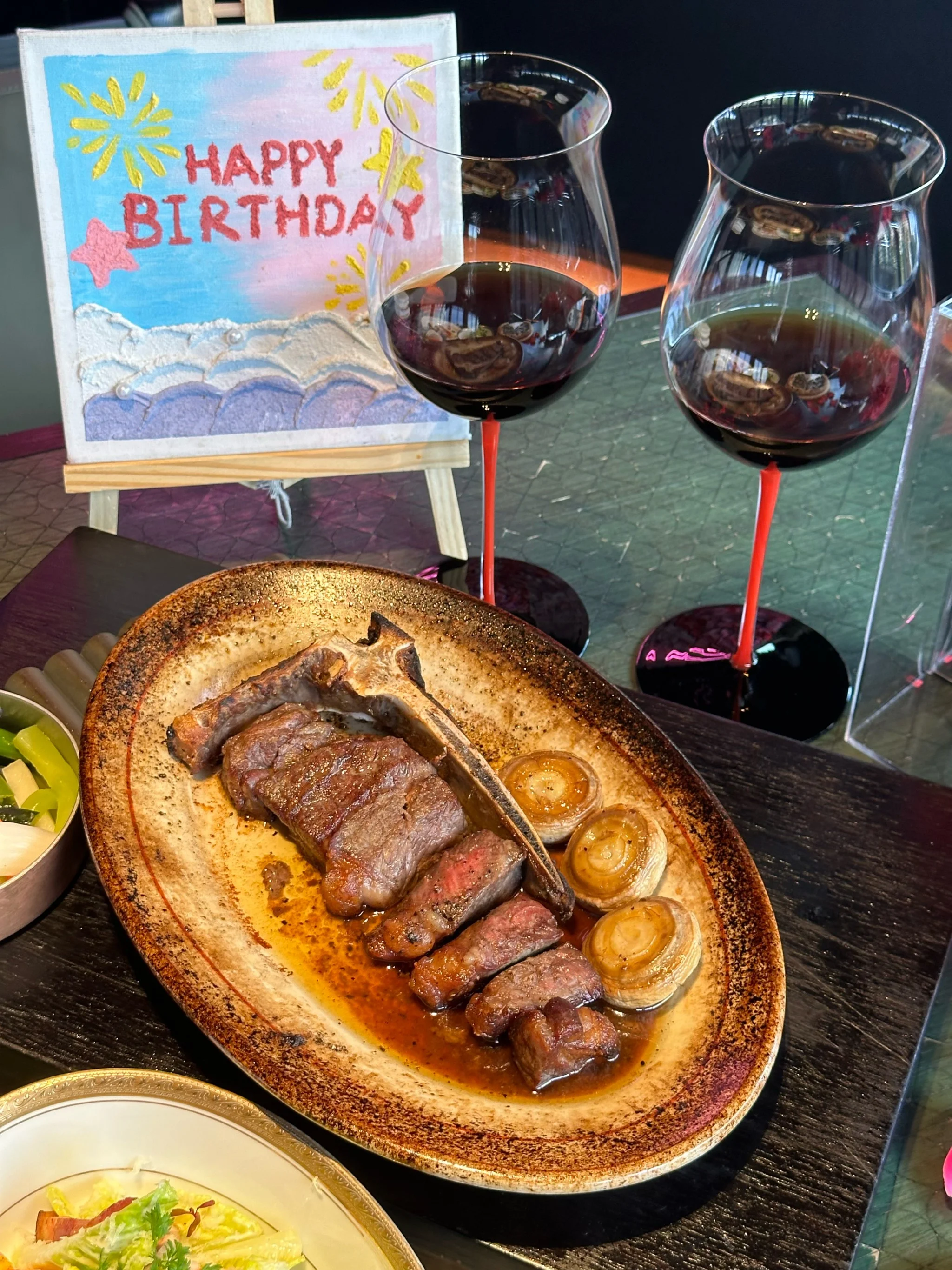 一锅色泽浓郁、热气腾腾的红酒炖牛肉特写，展现菜品软烂的肉质和丰富的配料。_1