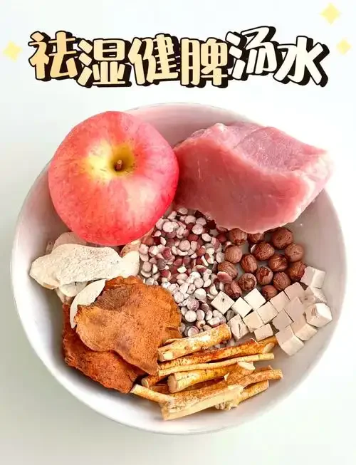 五指毛桃与土茯苓在玻璃罐中泡酒的特写照片，展示药材形态与酒液色泽_1