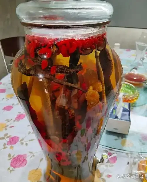 桑葚肉苁蓉泡酒成品展示图：透明玻璃坛中紫红色酒液浸润着桑葚干与肉苁蓉片_1