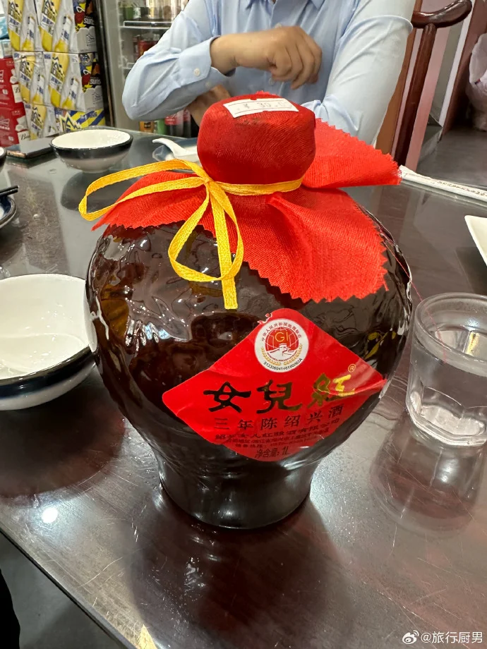 传统祭祀场景中的素雅白酒与贡品摆设特写，氛围庄重肃穆_1