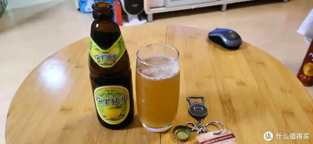 柚子香白啤酒酿造过程：酿酒师在工作台前向发酵桶中添加新鲜柚子果肉_1