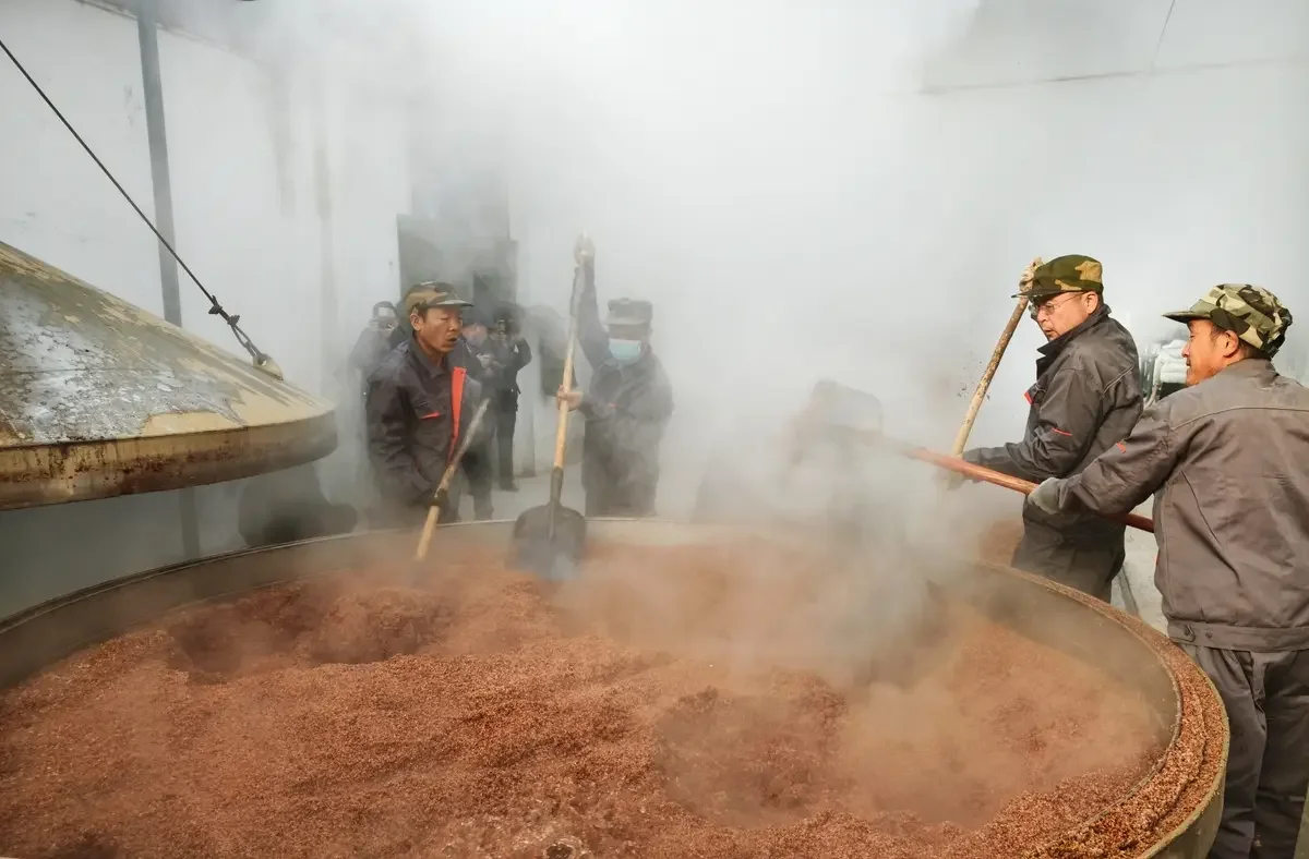 酿酒对比：陶瓷酒坛与天然桂花、麦粒，旁边放置一小瓶香霸，展示传统与添加剂的选择_1