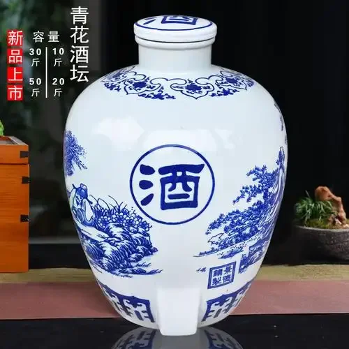 四川陶瓷酒坛实物对比图：木桌上摆放着三种不同釉色的酒坛，展示其温润质地和传统封坛材料。_1