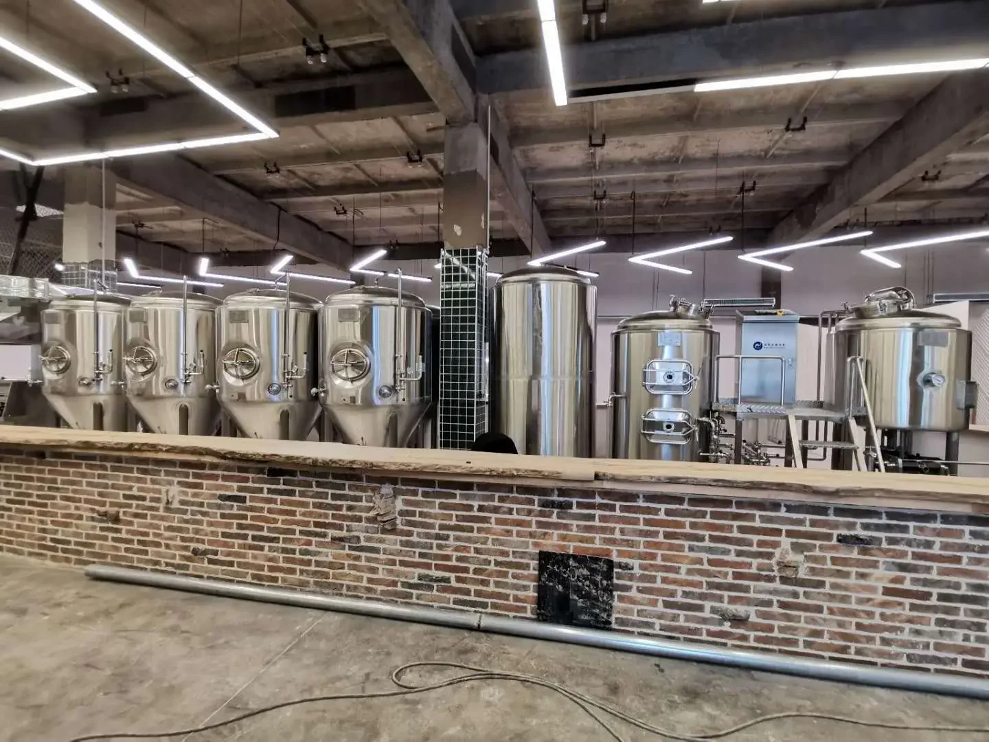 一套完整的家用啤酒酿造设备在工作台上，旁边放着自酿的啤酒瓶，展示家庭自酿啤酒的乐趣与专业感。_1