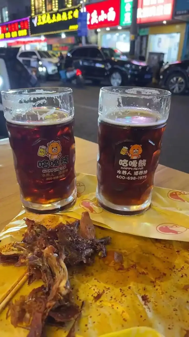 家庭精酿啤酒发酵过程特写，展示麦芽、啤酒花与正在冒泡的麦汁_1
