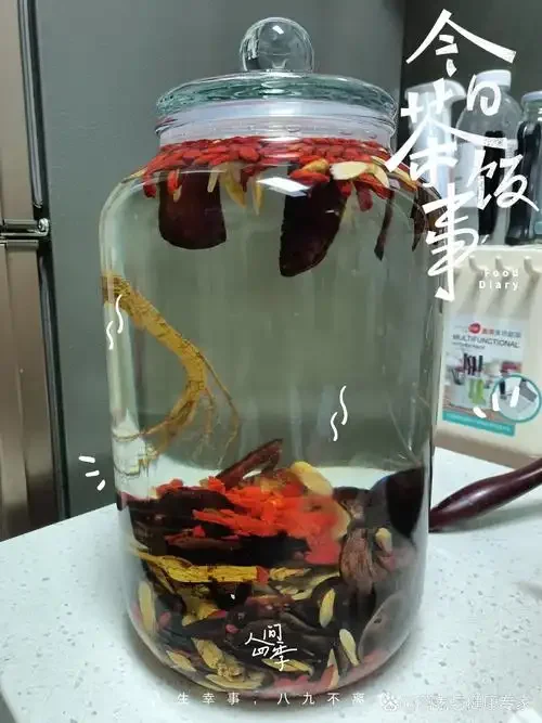 一瓶正在浸泡中的海马鹿茸西洋参酒，清晰可见药材与酒液交融。_1
