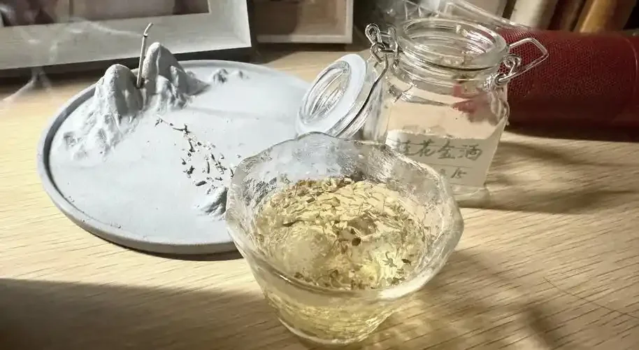 正在浸泡中的桂花酒特写，展示金黄色的桂花在琥珀色酒液中舒展的状态_1