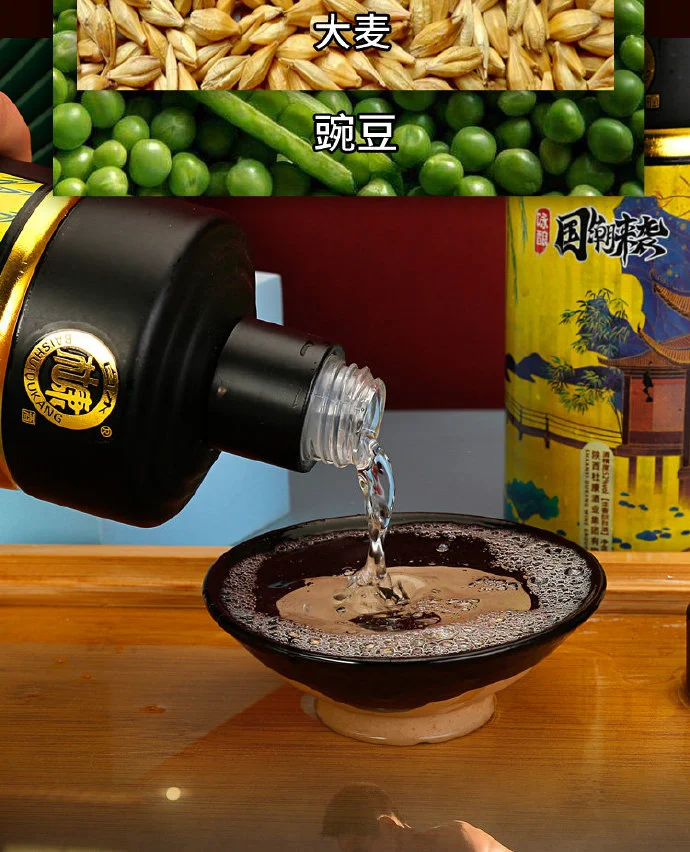 酿酒师傅正在老作坊手工灌装刚酿好的白酒，展示传统酿造的真实场景_1