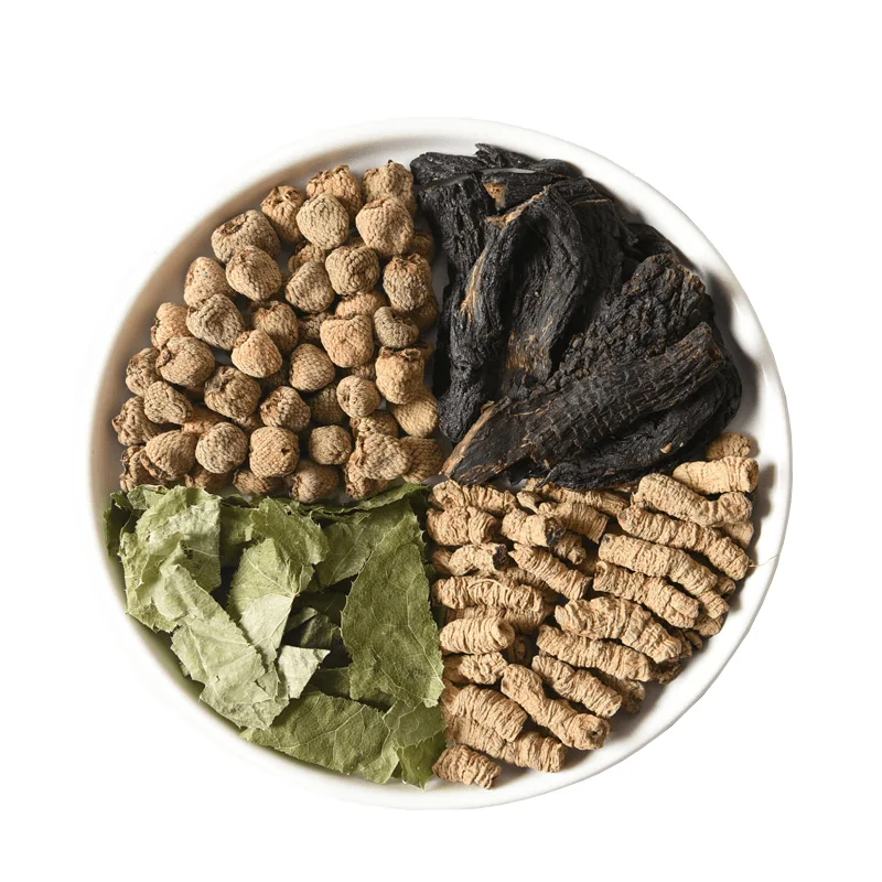 巴戟天肉苁蓉淫羊藿覆盆子药材在透明玻璃罐中浸泡，琥珀色酒液与药材清晰可见，展示传统养生药酒的泡制场景。_1
