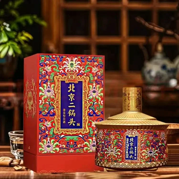 固态发酵酒醅与液态发酵液的对比示意图，展示传统固态工艺的粮食原料与现代液态工艺的区别_1
