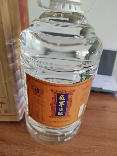 纯粮食酒发酵过程特写：透明发酵罐中的酒醪正在活跃发酵_1