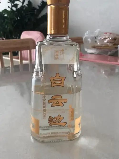 酿酒师在传统作坊查看酒甑中的纯粮酒糟_1