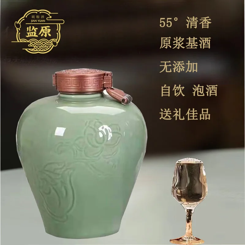 监利粮食酒与原料特写：玻璃量杯中的清澈白酒、红高粱、新旧酒瓶对比及手写成本标签_1