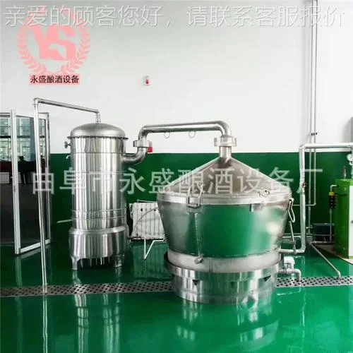 家庭酿酒工作台上，一台专业不锈钢小型烧酒设备特写，带有视窗和温度计，连接着冷却系统，背景是整齐的酿酒工具。_1