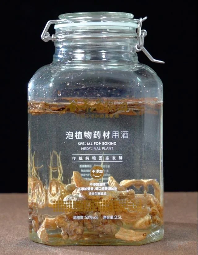 家庭自酿杜仲酒泡制过程图：透明玻璃瓶中浸泡着杜仲片的清澈酒液_1