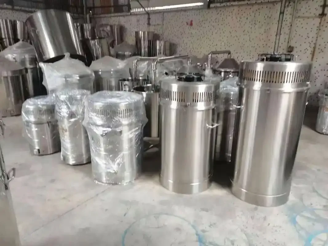 酿酒师正在检查不锈钢酿酒设备，专注而专业_1