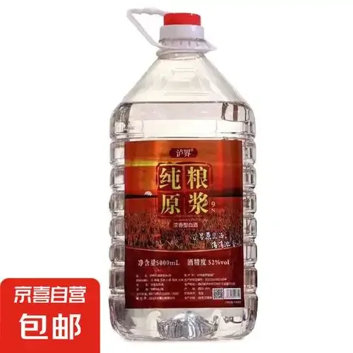 酿酒师在传统泥窖旁检查窖泥状态，展示浓香型白酒酿造的核心环节。_1