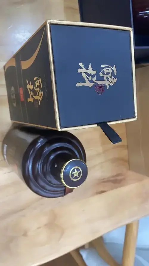 酿酒车间内景，展示陈年陶坛的窖藏环境_1