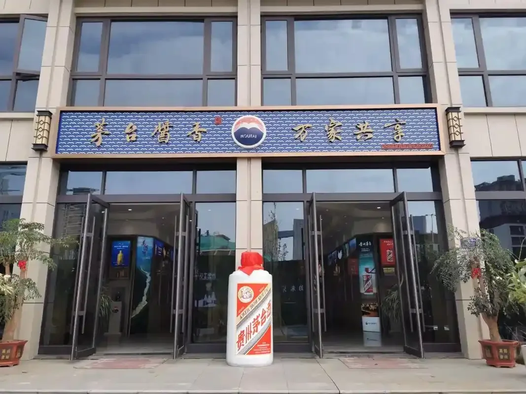 酱香白酒传统作坊内，酿酒师正在翻动蒸煮后的红缨子糯高粱，背景可见陶坛和老窖池_1