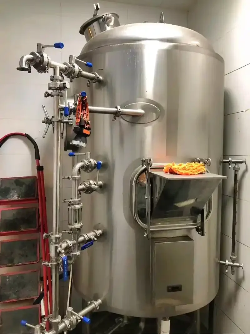 南阳酿酒师在操作京德啤酒设备进行糖化过程_1