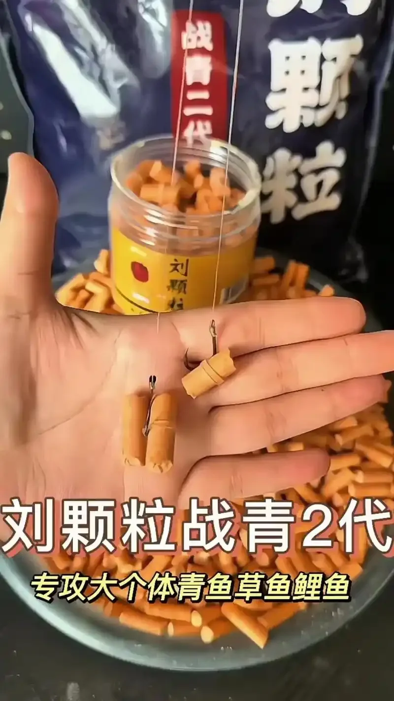 青鱼药酒泡制过程特写：玻璃罐中浸泡着青鱼干与多种中药材，旁边有电子秤和配方笔记。_1