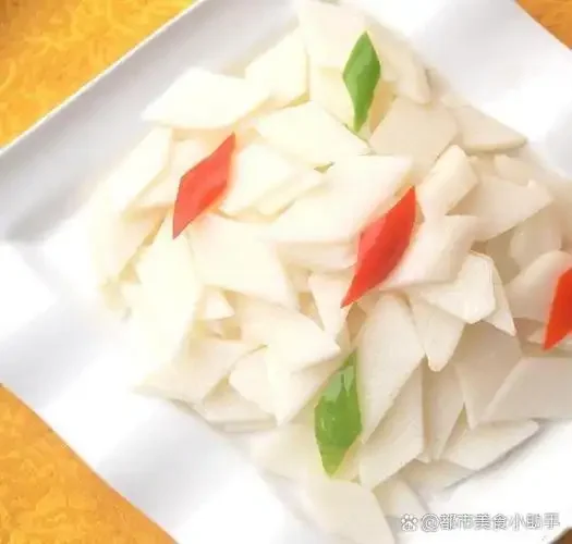 白酒泡尖椒制作过程：透明玻璃罐中浸泡着鲜红的尖椒，旁边是制作工具和笔记。_1