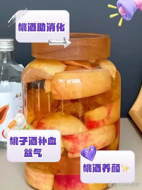 家庭酿造桃花酒材料准备图：玻璃罐中桃花、冰糖与白酒的混合状态_1