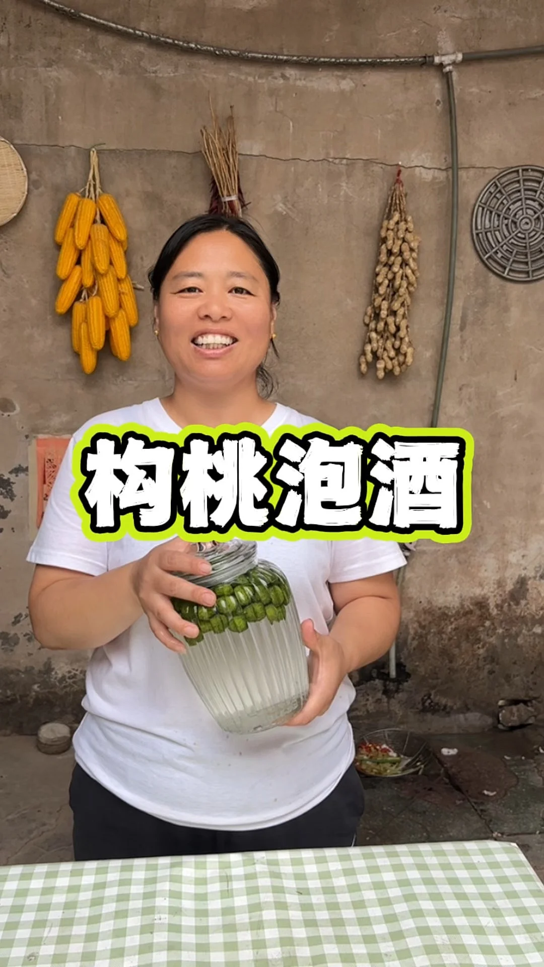 新鲜桃子与酿好的桃子酒及酿酒工具展示图_1