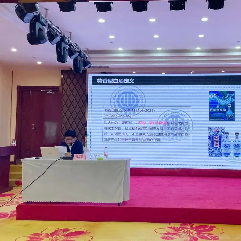 资深品酒师手持专业品酒杯进行白酒品鉴的特写画面_1