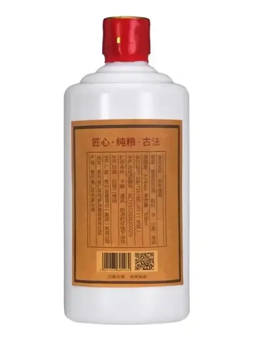 一杯微黄透亮的酱香型基酒特写，背景有高粱和酒曲，展示传统酿造原料_1