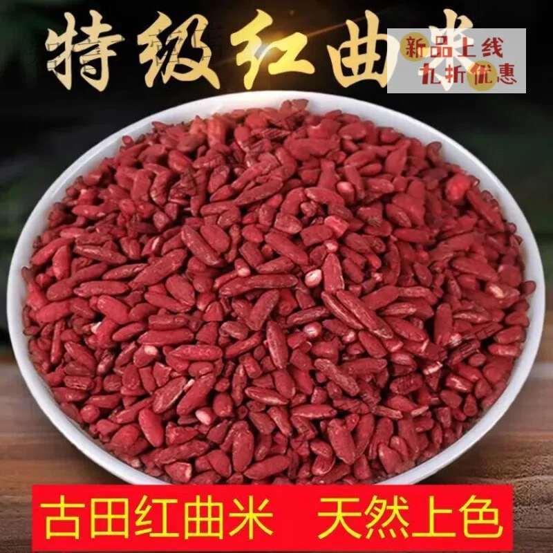 酿酒师双手混合红曲米与糯米，展示红曲米酿酒的关键配料准备步骤_1