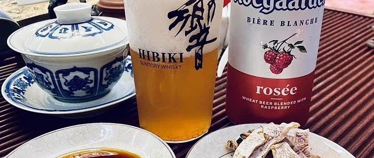 正在发酵中的玫瑰精酿啤酒特写，酒液清澈，可见玫瑰花瓣，展示家庭酿造过程。_1