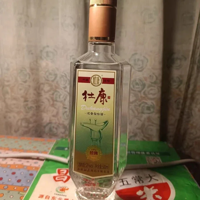 酿酒师对比鉴别纯粮食酒与勾兑酒的酒花差异_1