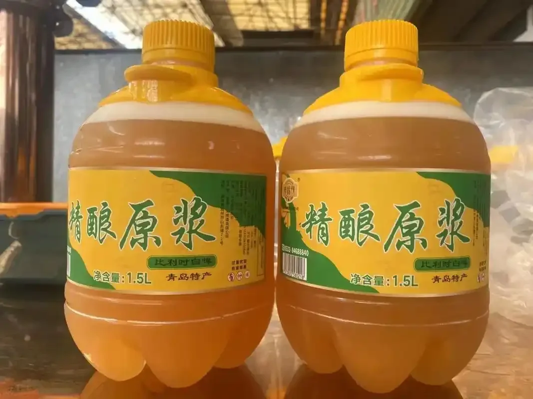 多种不同风格的精酿啤酒陈列，旁边有啤酒原料和笔记本，象征着从品尝到商业计划的思考过程。_1