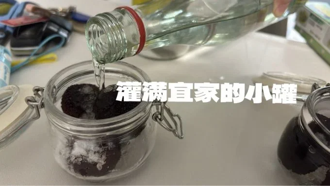 夏季家庭存放白酒的实践场景:一瓶白酒被妥善存放在阴凉的木柜中,旁边温湿度计显示适宜数值。_1