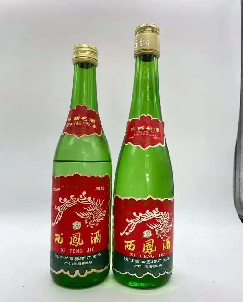 150毫升白酒在量杯中的直观展示，旁边有酒盅和原料作为参照物_1