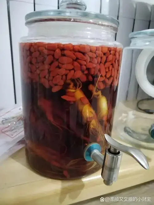 泡酒后的人参从酒罐中取出，切片后与枸杞红枣一同摆放，展示其二次利用的直观场景。_1