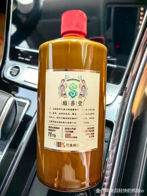 透明玻璃罐中浸泡着多种中药材的家庭自制痛风药酒特写，酒液呈琥珀色，背景为木质桌面和医书。_1
