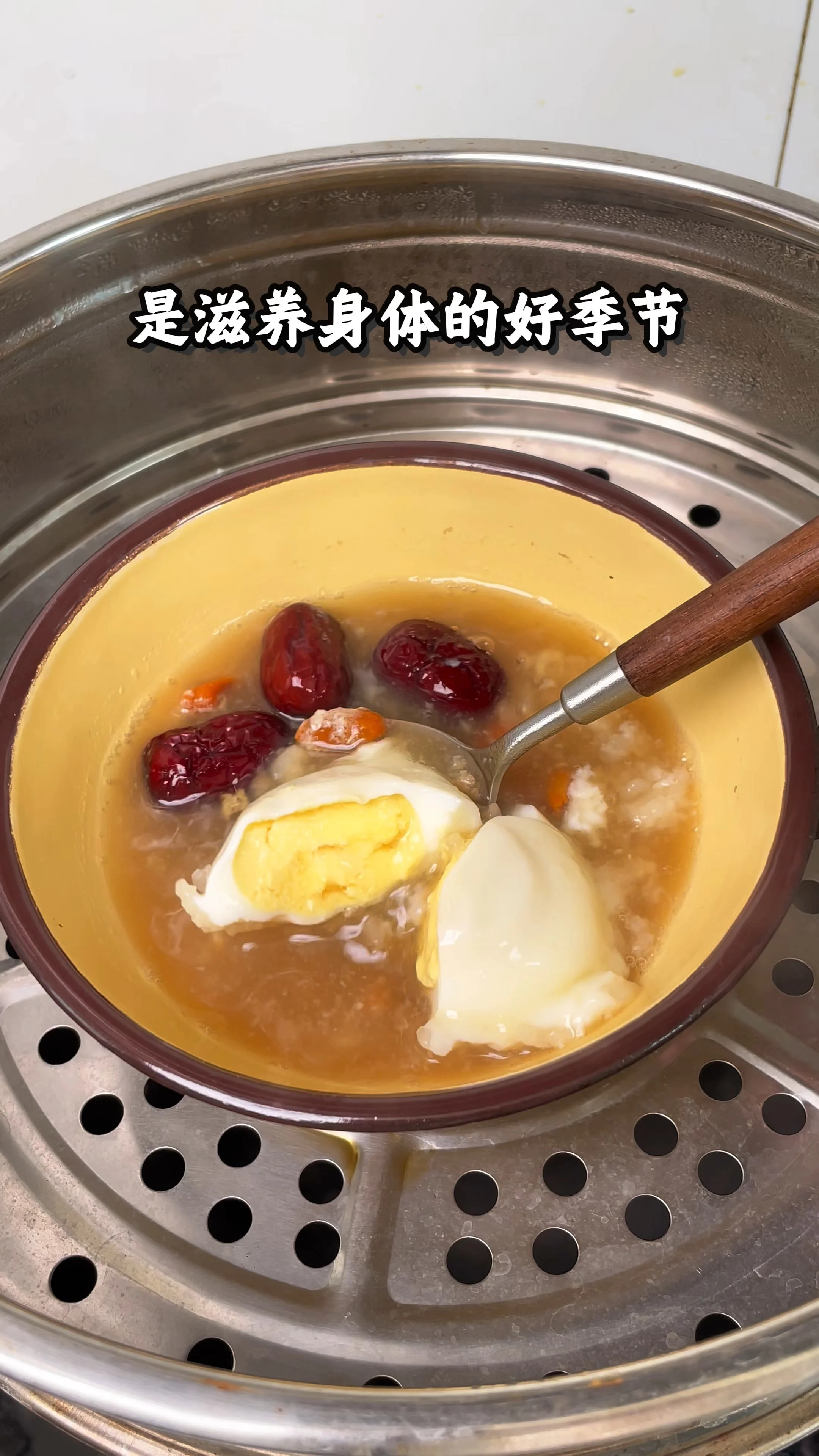 一碗刚出锅的滑嫩酒酿蒸蛋特写，搭配优质酒酿和鸡蛋_1
